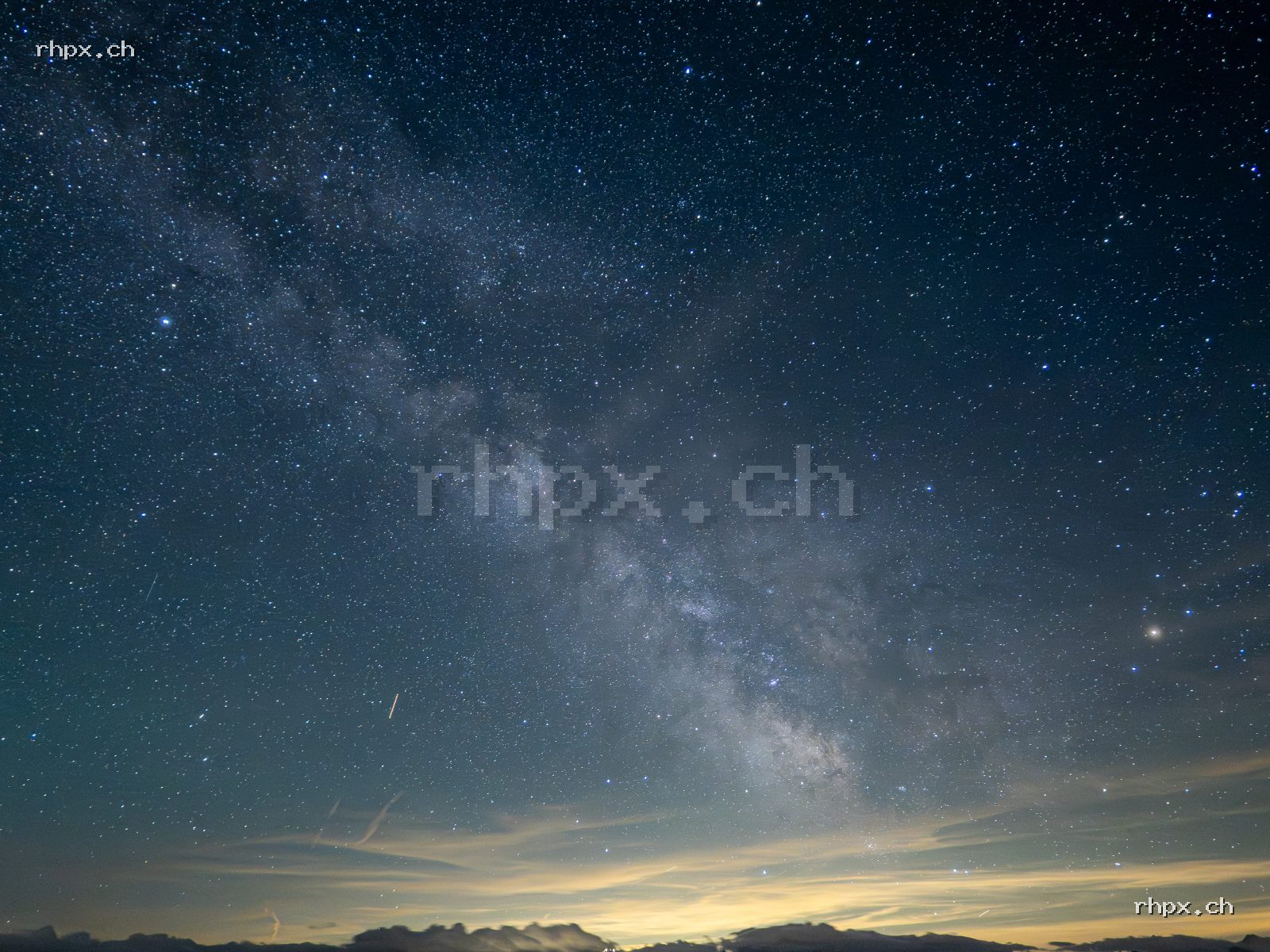 Milchstrasse über dunklen Bergsilhouetten in der Nacht, aufgenommen vom Pilatus aus