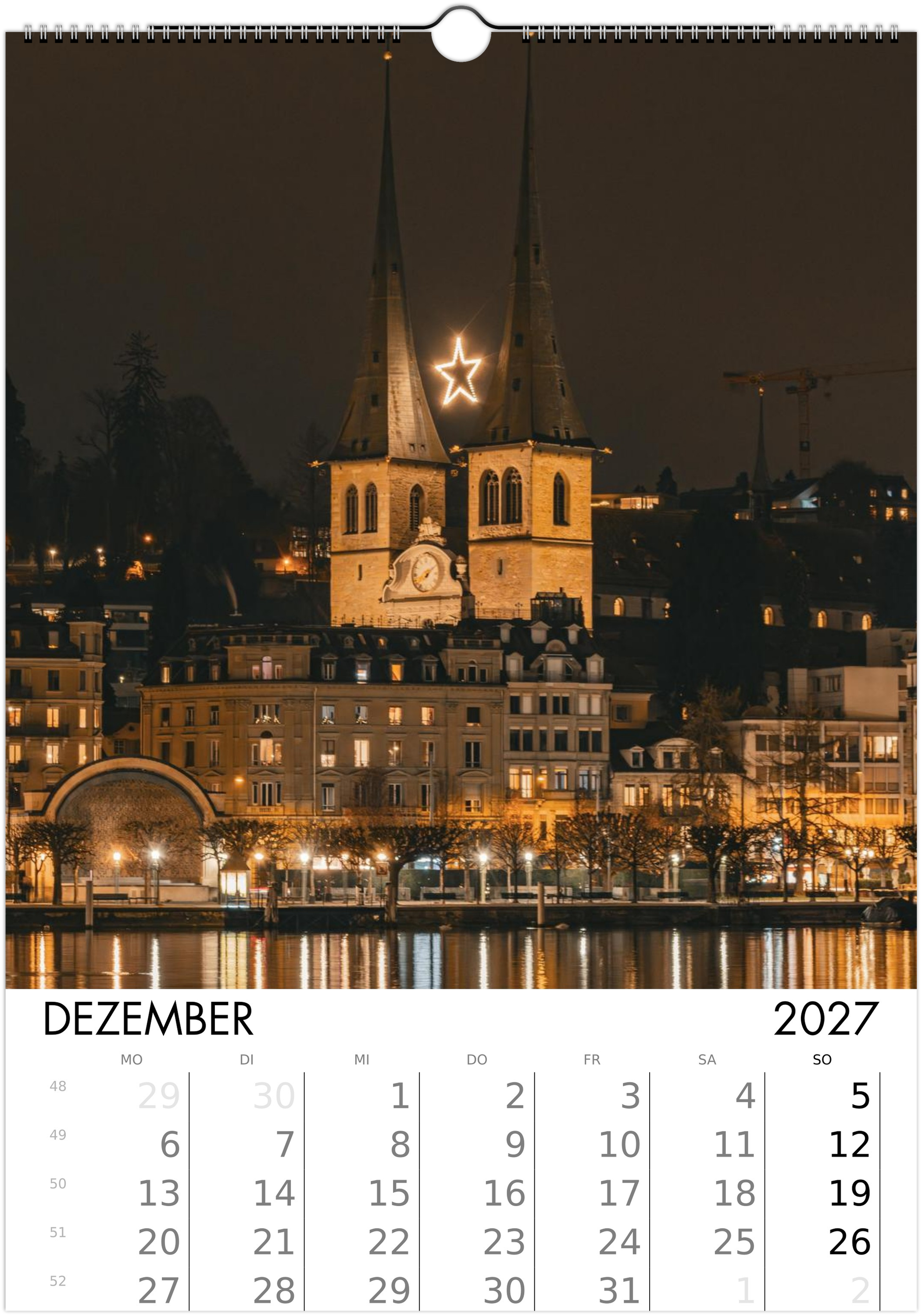 Luzern im Dezember: Festlich beleuchtete Hofkirche bei Nacht