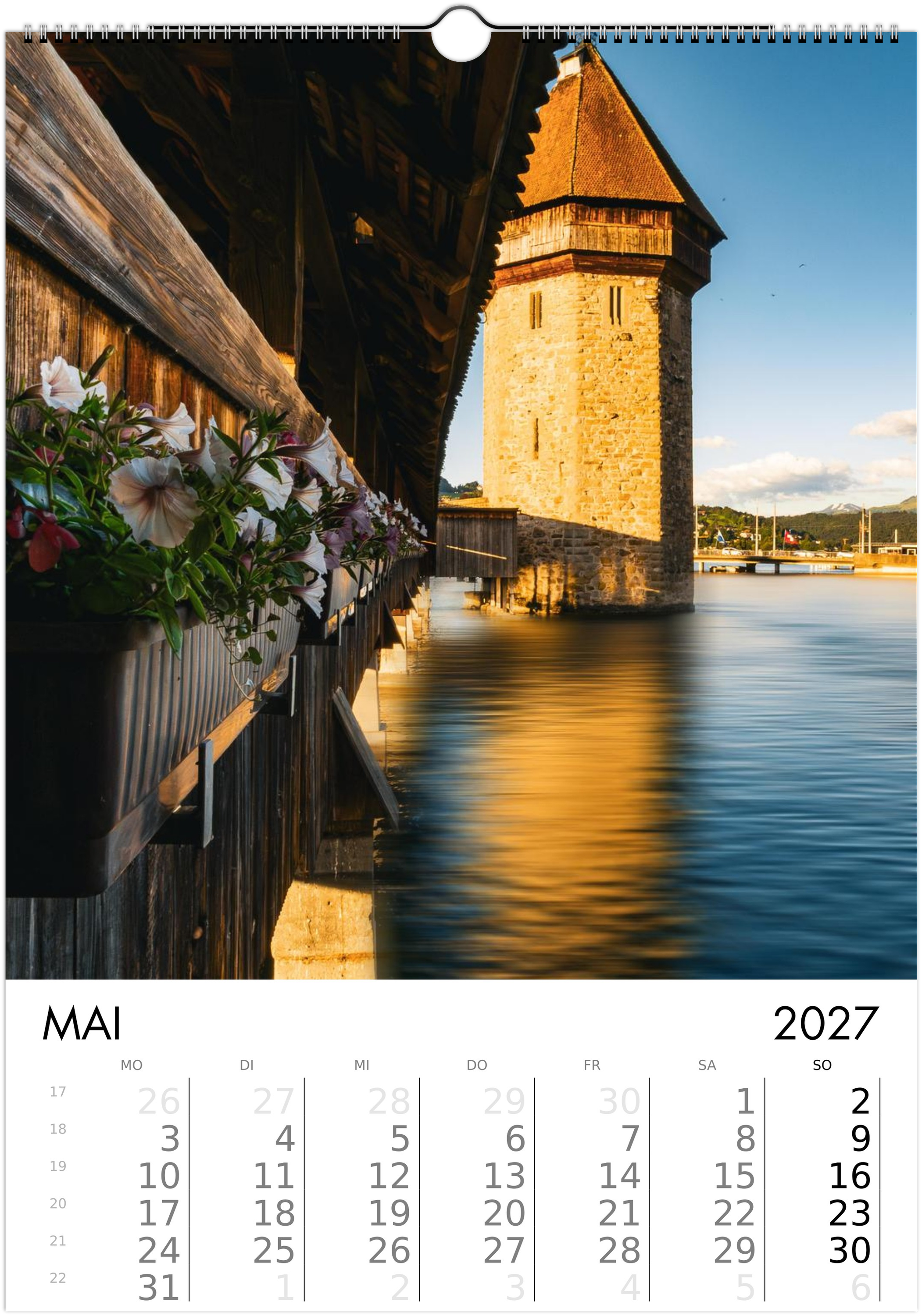 Luzern im Mai: Kapellbrücke mit Blumenpracht