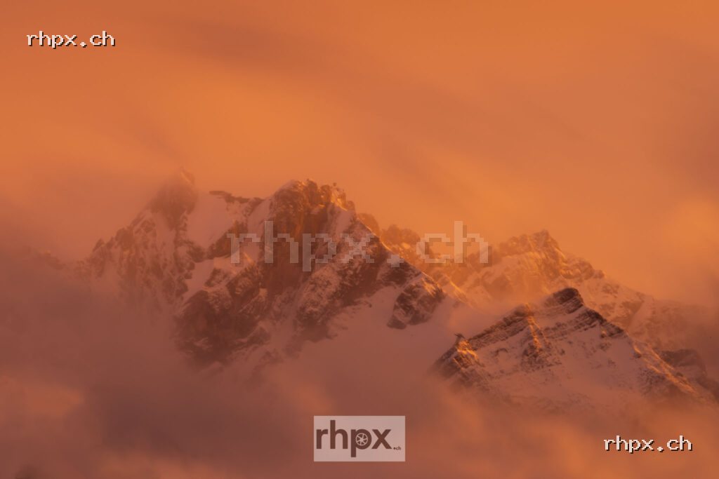 Grossformatiges Bild mit Bergmotiv und mehrsprachigem Abschiedstext beim Ausstieg der Pilatus Bahnen.
