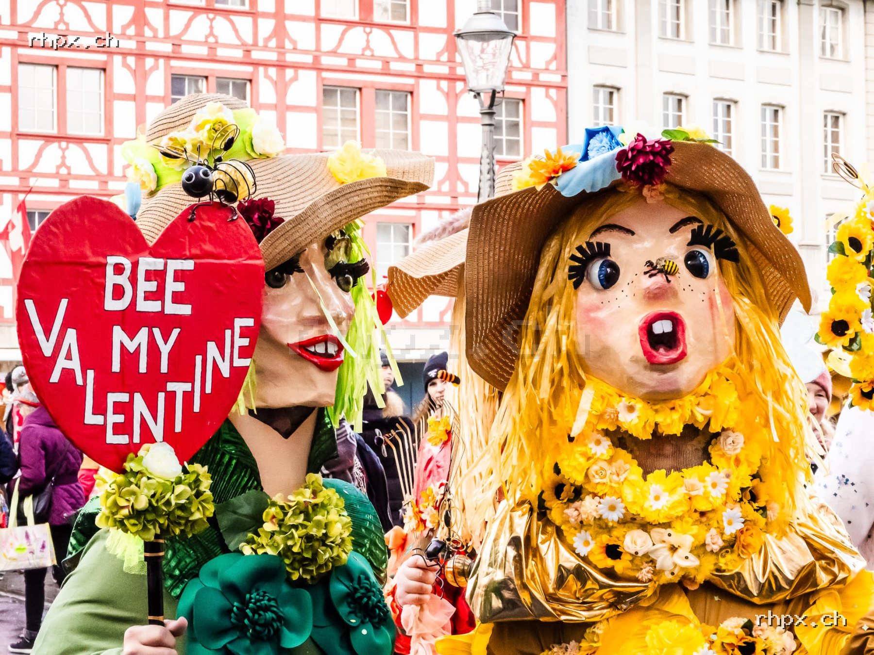 Children’s Monstercorso in Lucerne with colourful masks, figures, children, families and visitors in the old town.