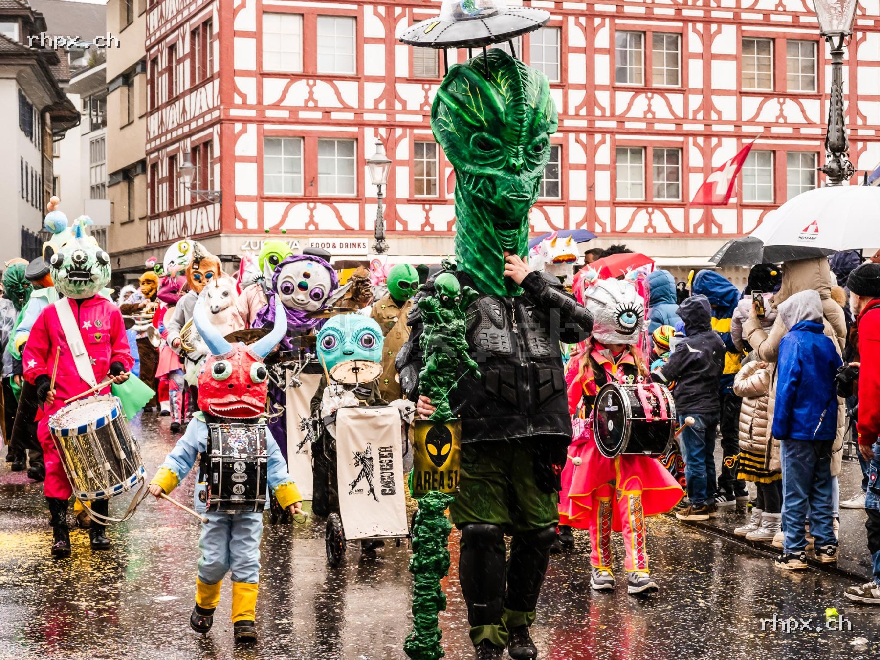 Children’s Monstercorso in Lucerne with colourful masks, figures, children, families and visitors in the old town.