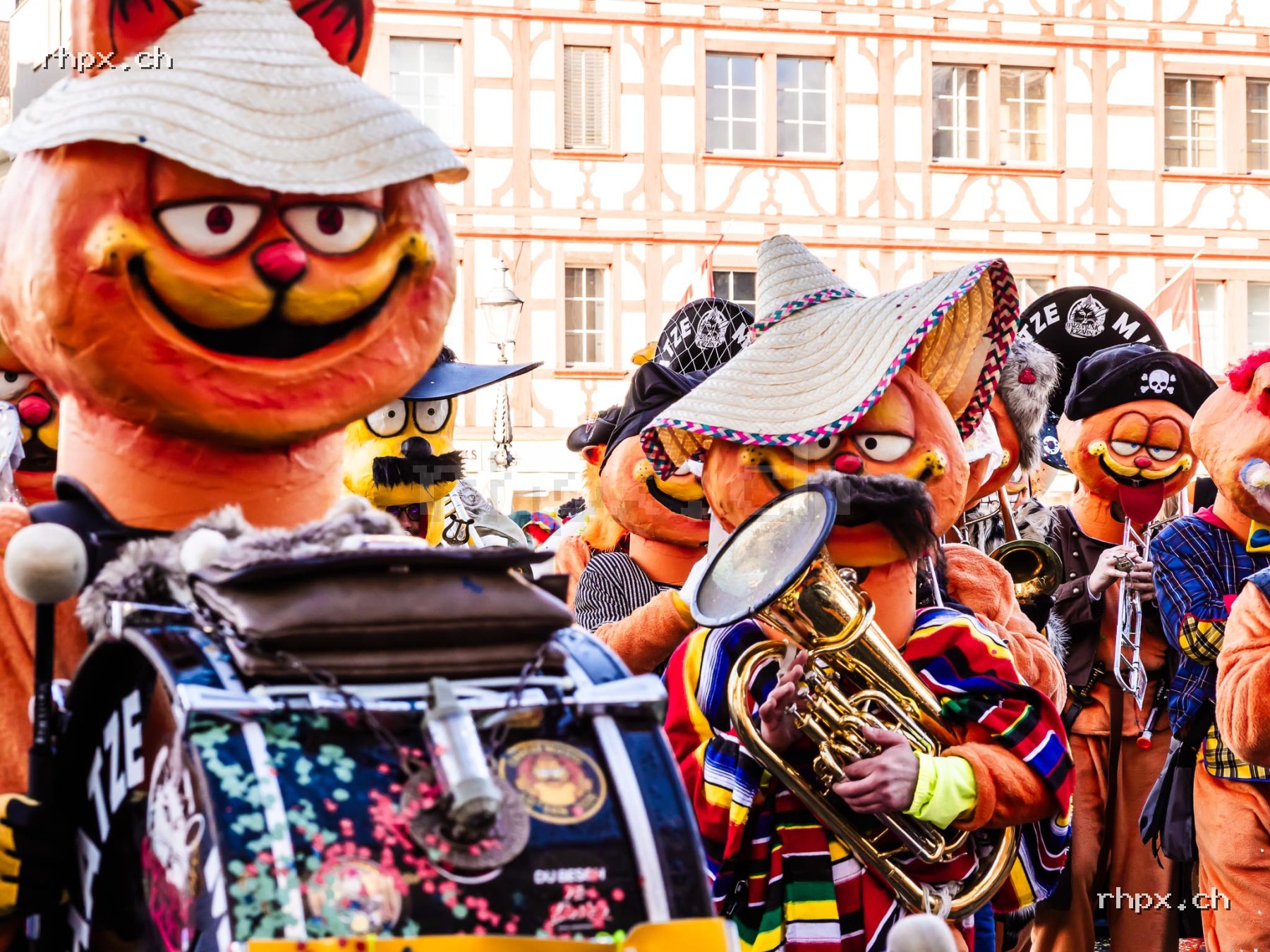 Children’s Monstercorso in Lucerne with colourful masks, figures, children, families and visitors in the old town.
