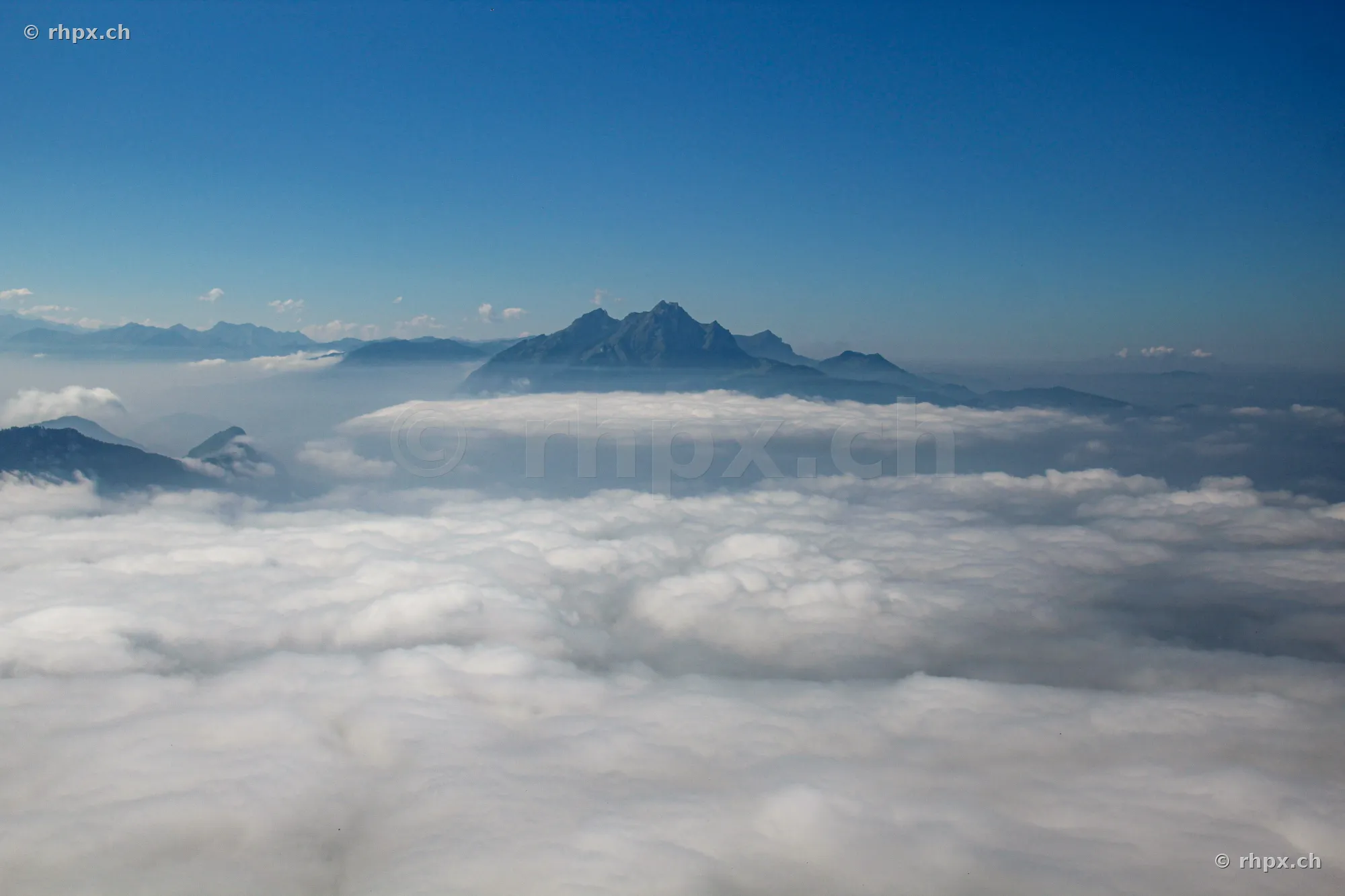 Der Berg Pilatus in der Zentralschweiz ragt aus einer dichten Nebeldecke heraus.