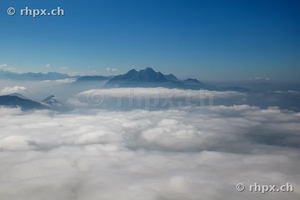 Der Berg Pilatus in der Zentralschweiz ragt aus einer dichten Nebeldecke heraus.