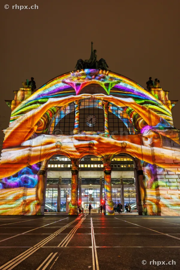 Farbige Lichtprojektion auf das Tor des Bahnhofs Luzern am Lilu Lichtfestival