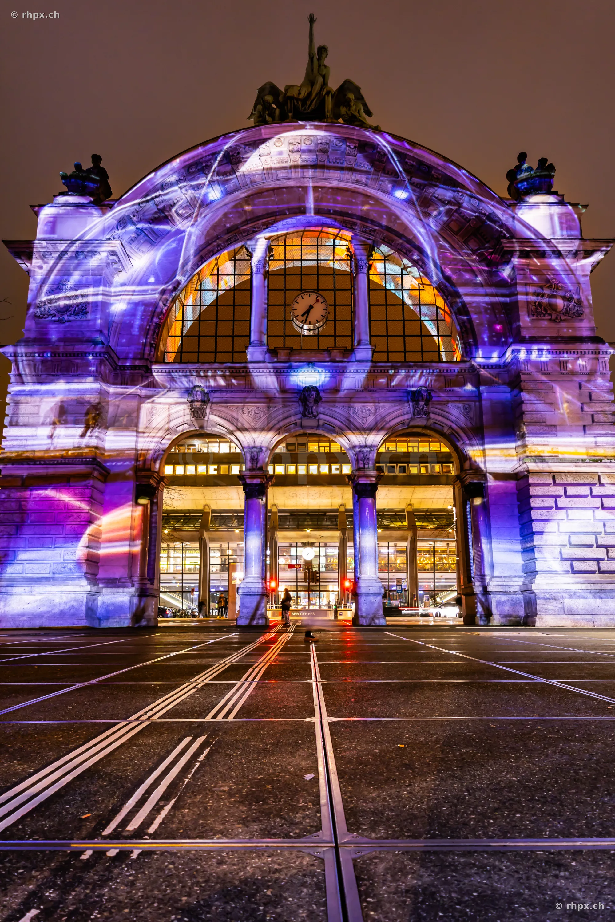 Bahnhof Luzern nachts illuminiert durch Projektionen am Lilu Lichtfestival