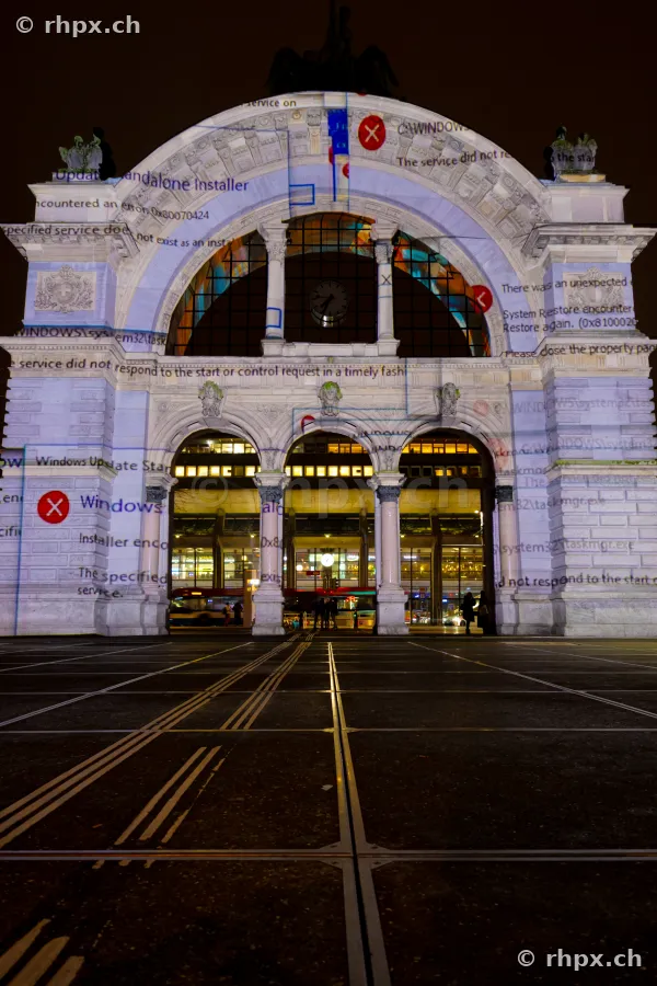 Projektion von Fehlermeldungen auf das Portal des Bahnhofs Luzern während des Lichtfestivals