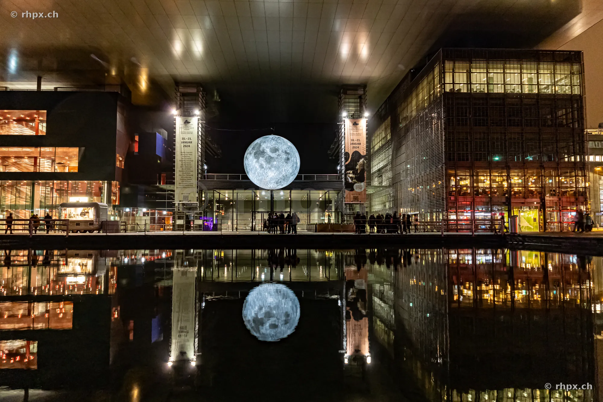 Beleuchtete Mondkugel vor dem KKL Luzern während des Lilu Lichtfestivals 2024
