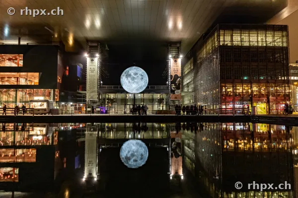 Beleuchtete Mondkugel vor dem KKL Luzern während des Lilu Lichtfestivals 2024