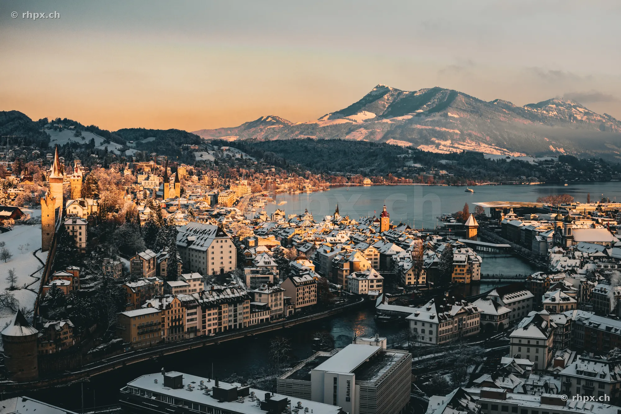 Luftaufnahme der verschneiten Stadt Luzern mit Reuss und Pilatus