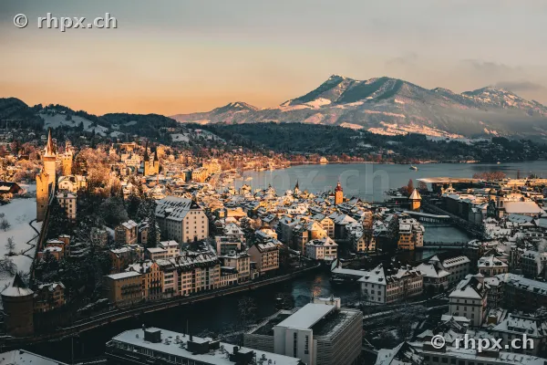 Luftaufnahme der verschneiten Stadt Luzern mit Reuss und Pilatus