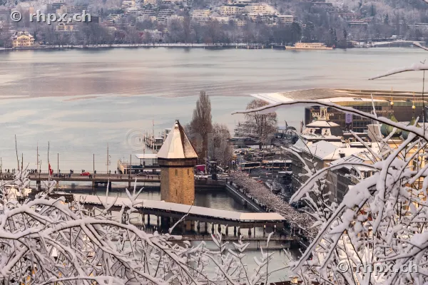 Blick von oben auf die verschneite Kapellbrücke mit Wasserturm in Luzern am Vierwaldstättersee