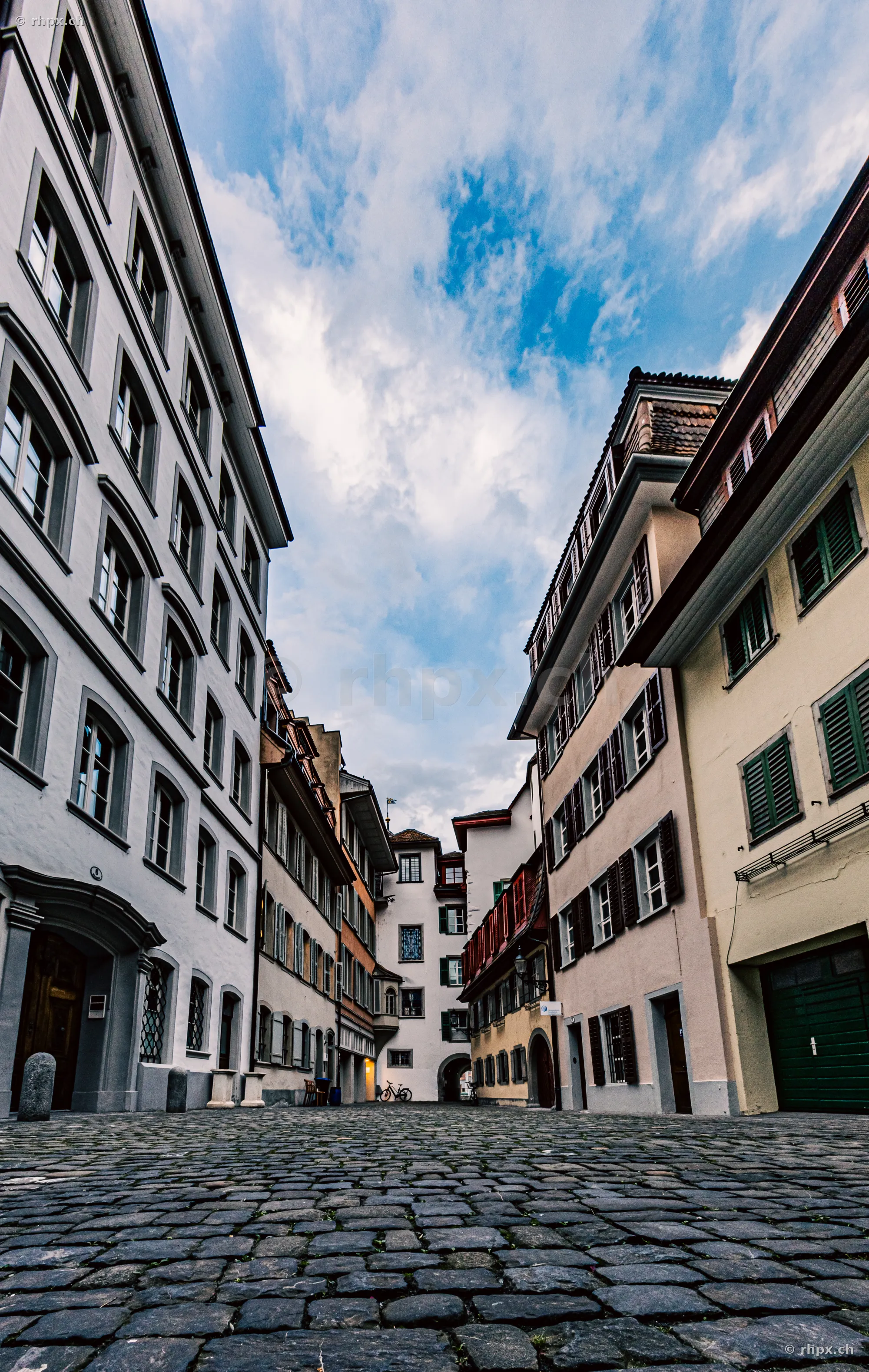 Pflastersteingasse mit historischen Häuserfassaden in der Luzerner Altstadt