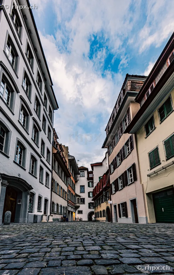 Pflastersteingasse mit historischen Häuserfassaden in der Luzerner Altstadt
