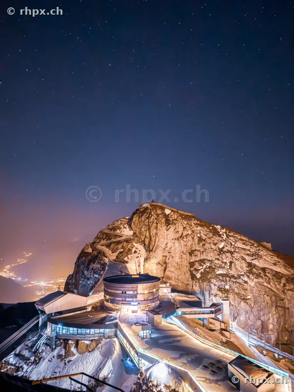 Nächtliche Ansicht des Pilatus-Gipfels mit Hotelgebäude und Sternenhimmel