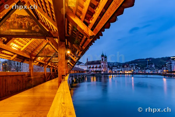 Blick durch das Innere der Kapellbrücke in Luzern bei Dämmerung