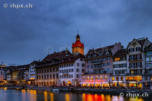 Die beleuchtete Luzerner Altstadt an der Reuss in der Dämmerung
