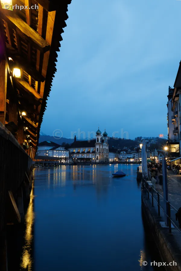 Blick von der Kapellbrücke auf die Jesuitenkirche in Luzern zur blauen Stunde