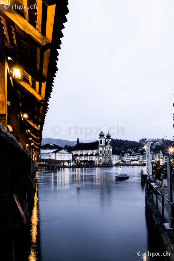 Jesuitenkirche in Luzern am Abend, gesehen von der Kapellbrücke
