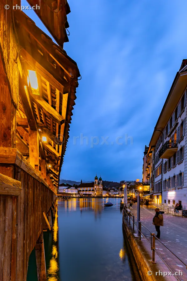 Blick von der Kapellbrücke über die Reuss auf die Jesuitenkirche in Luzern zur Dämmerungszeit