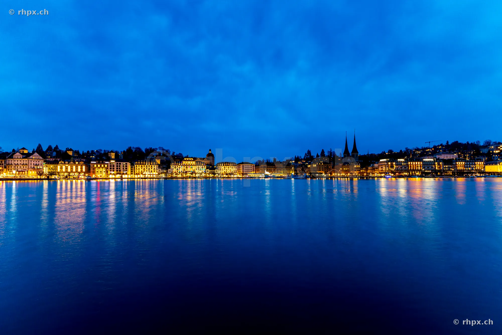Luzerner Stadtansicht bei Dämmerung über dem Vierwaldstättersee