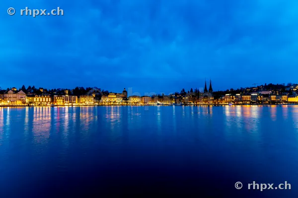 Luzerner Stadtansicht bei Dämmerung über dem Vierwaldstättersee