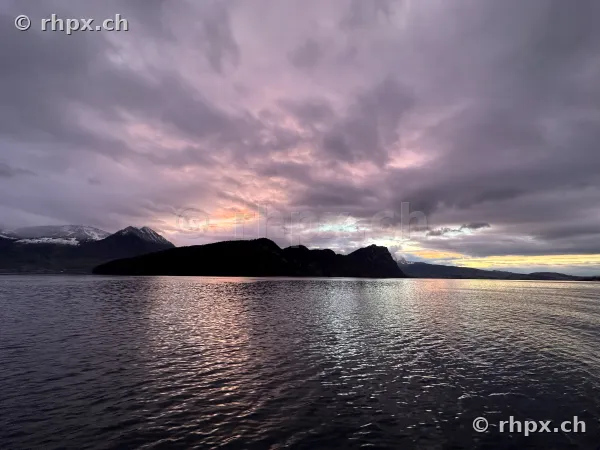 Blick über den Vierwaldstättersee bei Abenddämmerung mit Bürgenstock Silhouette