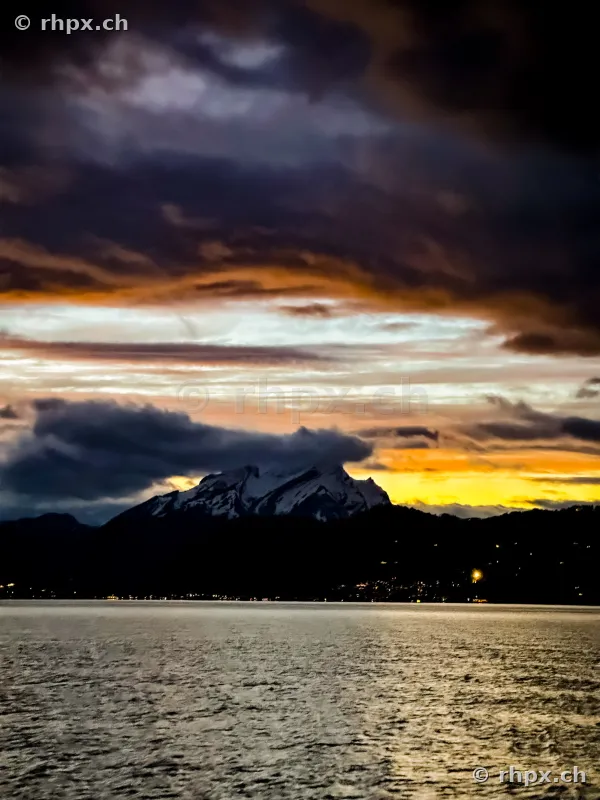 Der Pilatus bei Sonnenuntergang über dem Vierwaldstättersee mit dramatischen Wolkenformationen