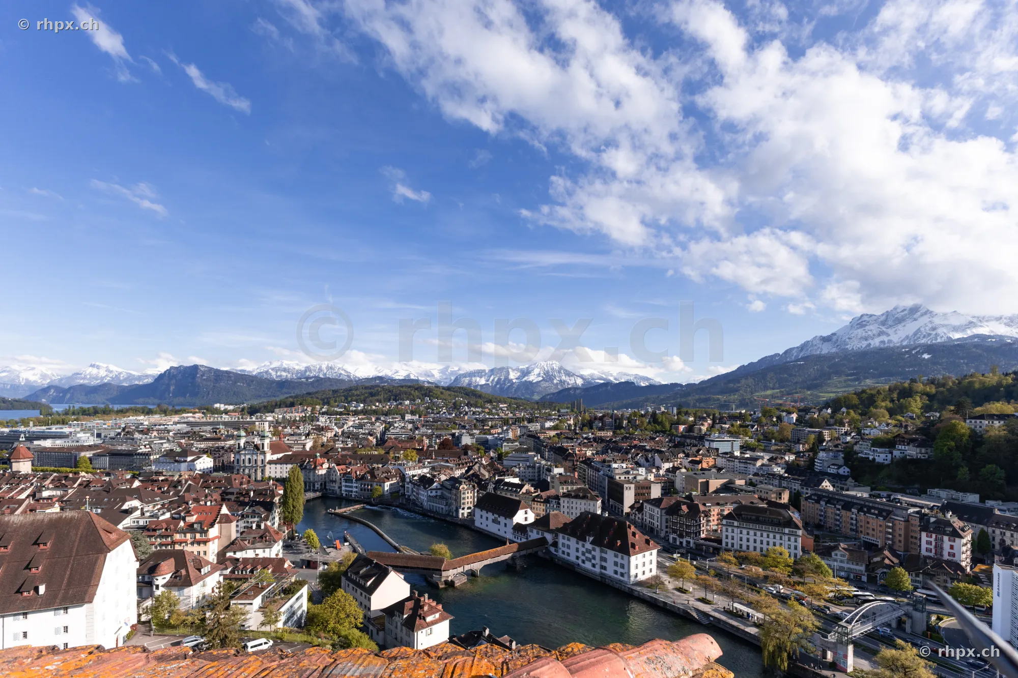 Weitwinkelansicht auf die Altstadt von Luzern mit Reuss und schneebedeckten Bergen