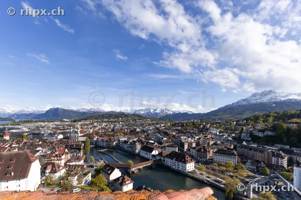 Weitwinkelansicht auf die Altstadt von Luzern mit Reuss und schneebedeckten Bergen