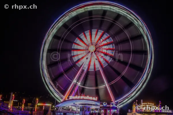 Riesenrad Swisswheel mit Bewegungsunschärfe bei Nacht in Luzern