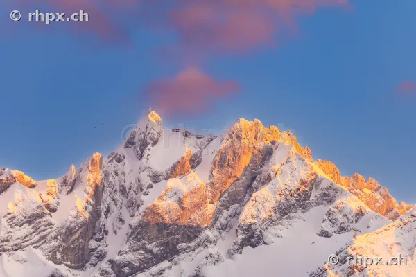 Verschneiter Gipfel des Pilatus bei Luzern im letzten Sonnenlicht