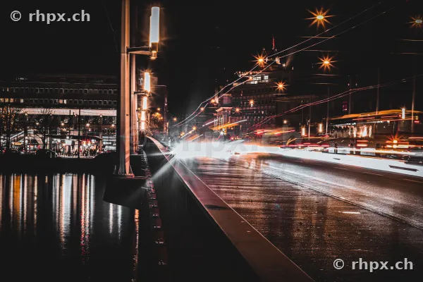 Langzeitbelichtung der Seebrücke in Luzern bei Nacht mit vorbeifahrenden Fahrzeugen