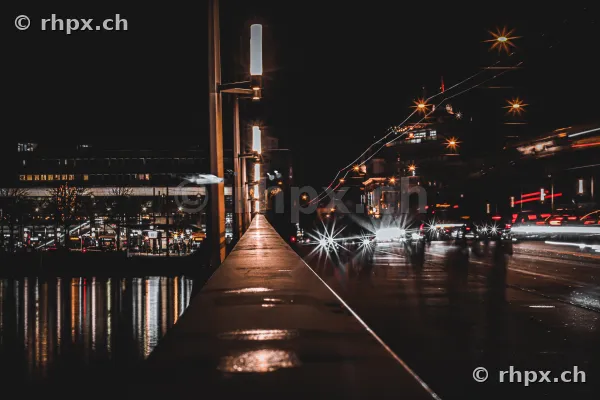 Blick entlang der Seebrücke in Luzern bei Nacht mit Lichtspuren von Fahrzeugen