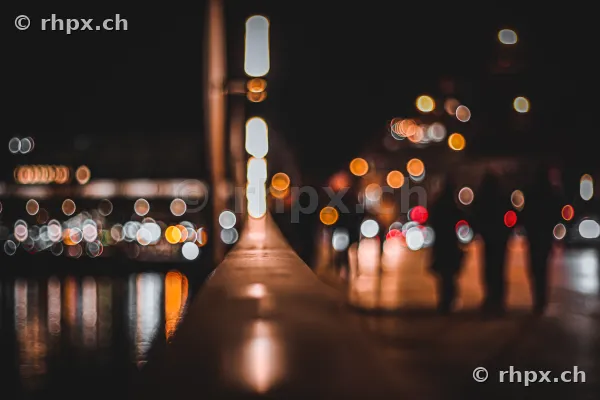 Unscharfe Lichtpunkte entlang der Uferpromenade in Luzern bei Nacht