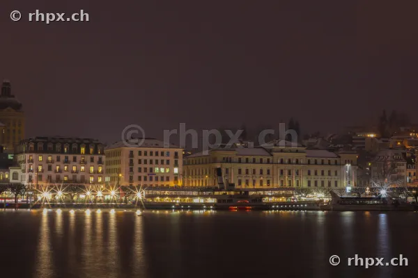 Beleuchtete Gebäude und Schiffe am nächtlichen Vierwaldstättersee in Luzern