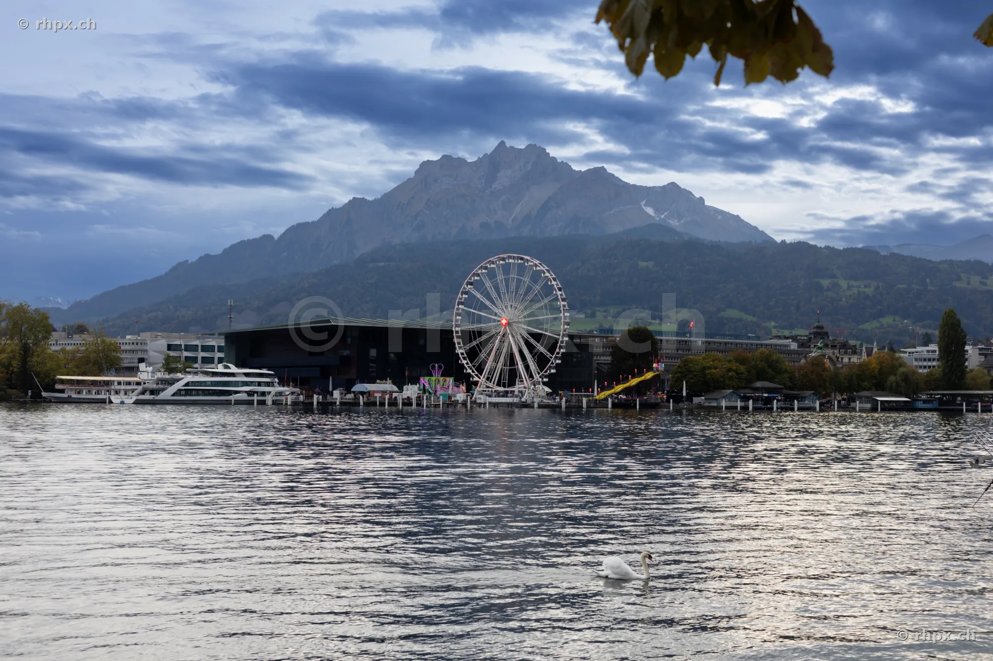 Riesenrad am Ufer des Vierwaldstättersees mit dem Pilatus im Hintergrund