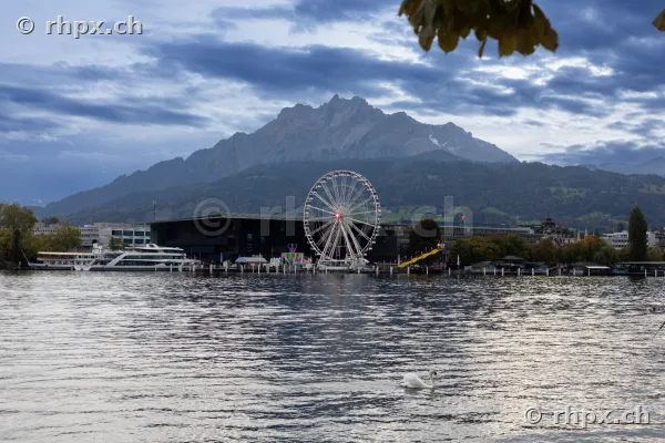 Riesenrad am Ufer des Vierwaldstättersees mit dem Pilatus im Hintergrund