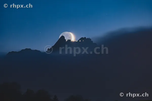 Mondsichel über dem Gipfel des Pilatus bei Luzern in der Dämmerung