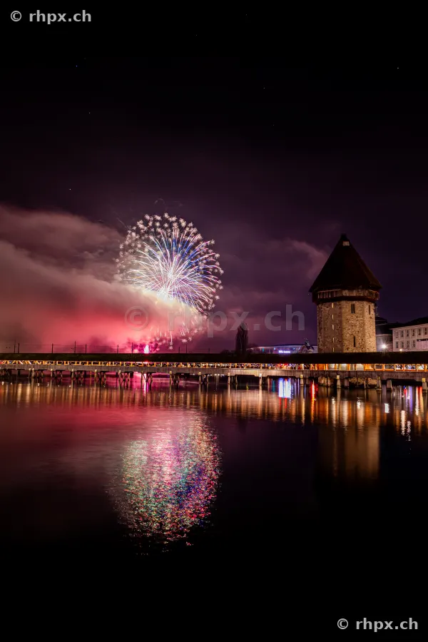 Feuerwerk über der nächtlichen Kapellbrücke in Luzern am 1. Januar 2025