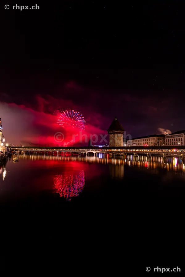 Feuerwerk über der Kapellbrücke in Luzern in der Nacht des 1. Januar 2025.