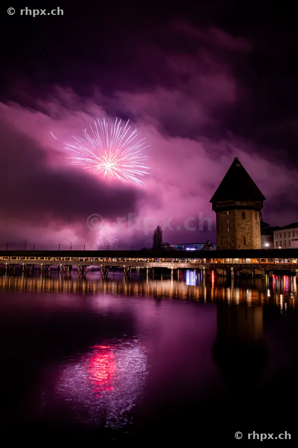 Feuerwerk am Nachthimmel über der Kapellbrücke in Luzern