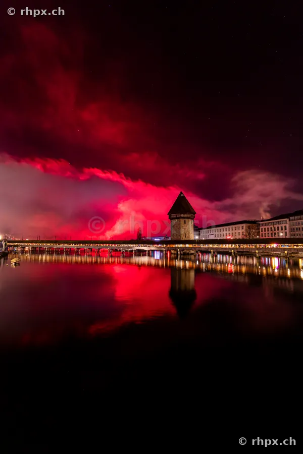 Nächtliche Aufnahme der Kapellbrücke in Luzern während eines Feuerwerks