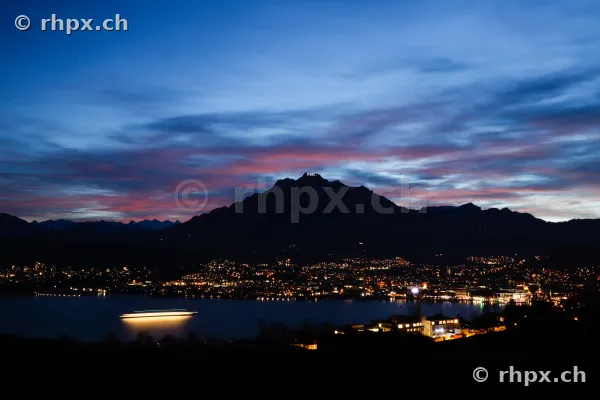 Blick auf Luzern und den Pilatus bei Dämmerung