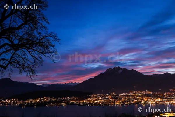 Blick auf Luzern und den Pilatus bei Abenddämmerung mit Stadtlichtern