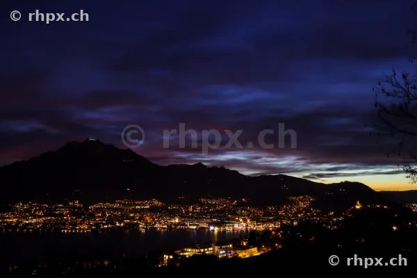Blick auf das nächtliche Lichtermeer von Luzern mit dem Pilatus im Hintergrund