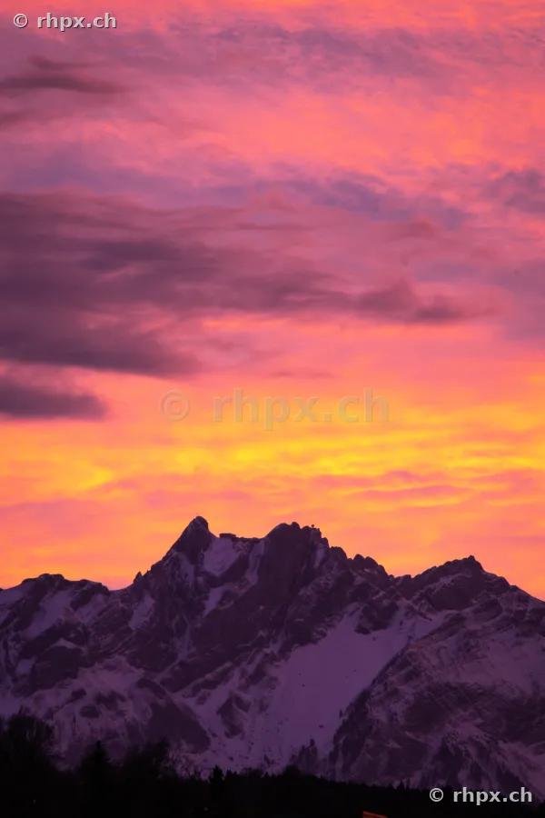 Silhouette des Pilatus Massivs vor einem intensiv gefärbten Abendhimmel