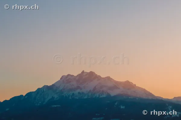 Bergmassiv Pilatus in der Zentralschweiz bei Sonnenuntergang