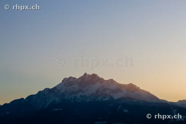 Blick auf den schneebedeckten Gipfel des Pilatus bei Sonnenuntergang